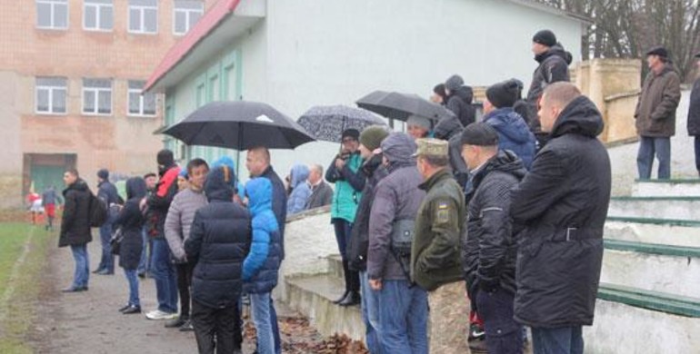Холодна погода та дощ не зупинив благодійний футбол на Рівненщині (ФОТО, ВІДЕО)